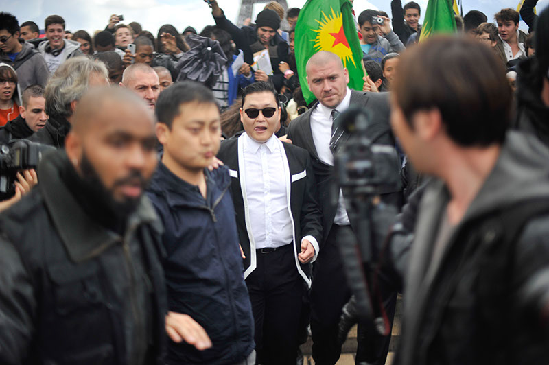 ‘Gangnam Style’ Paris flashmob (7)